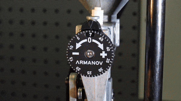 Our next-generation knob features an internal, clickable mechanism with a rotating scale, offering 50 precise dial divisions for fine, incremental adjustments.
